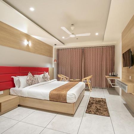 Hotel Silvera Grand Ахмедабад Экстерьер фото