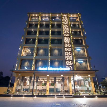 Hotel Silvera Grand Ахмедабад Экстерьер фото