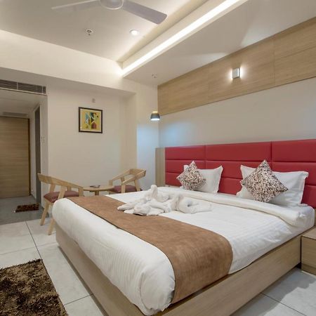 Hotel Silvera Grand Ахмедабад Экстерьер фото