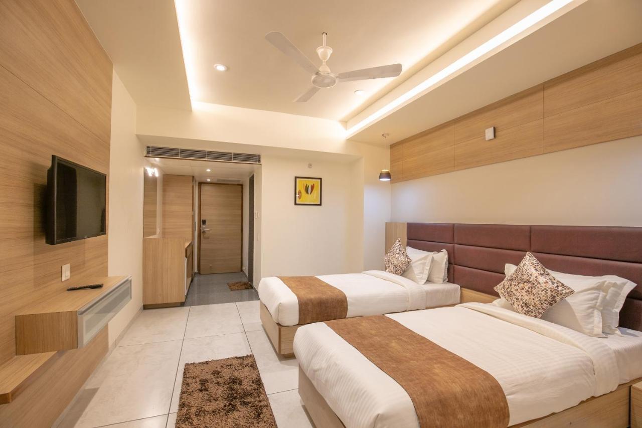 Hotel Silvera Grand Ахмедабад Экстерьер фото