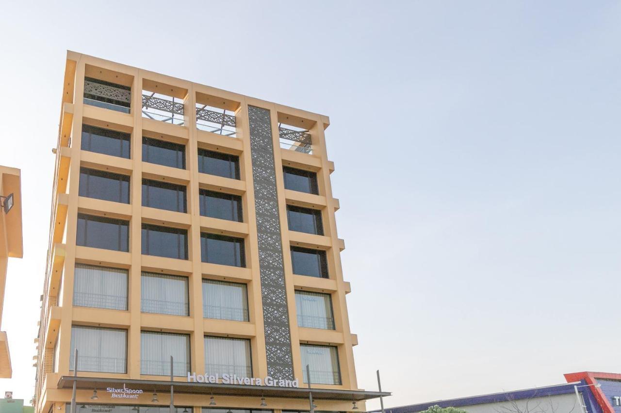 Hotel Silvera Grand Ахмедабад Экстерьер фото