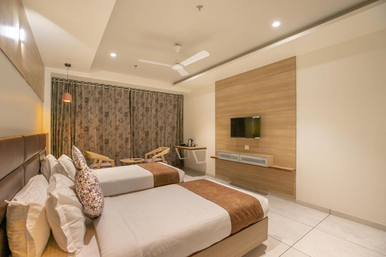 Hotel Silvera Grand Ахмедабад Экстерьер фото