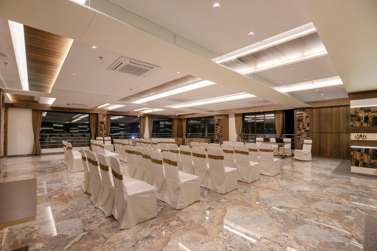 Hotel Silvera Grand Ахмедабад Экстерьер фото