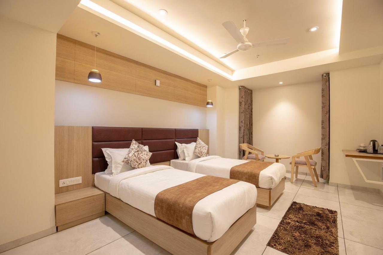 Hotel Silvera Grand Ахмедабад Экстерьер фото