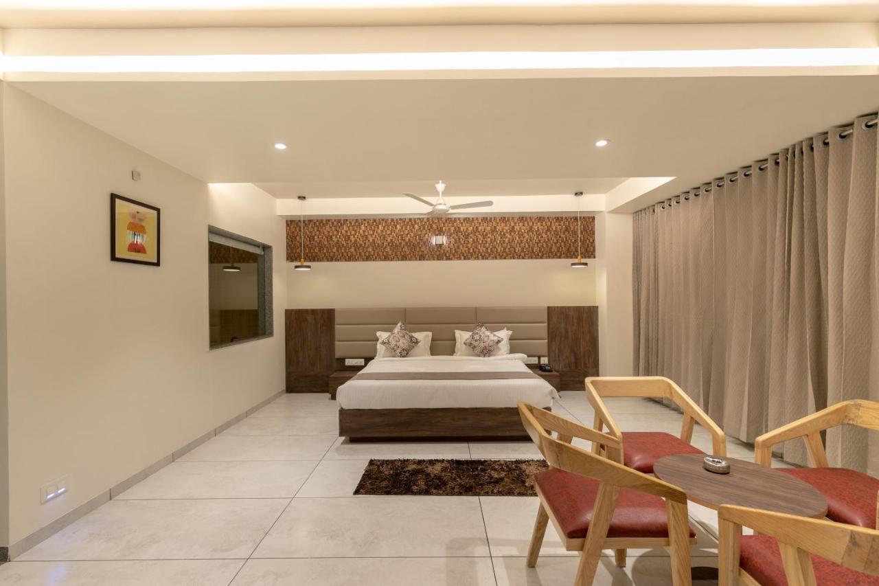 Hotel Silvera Grand Ахмедабад Экстерьер фото