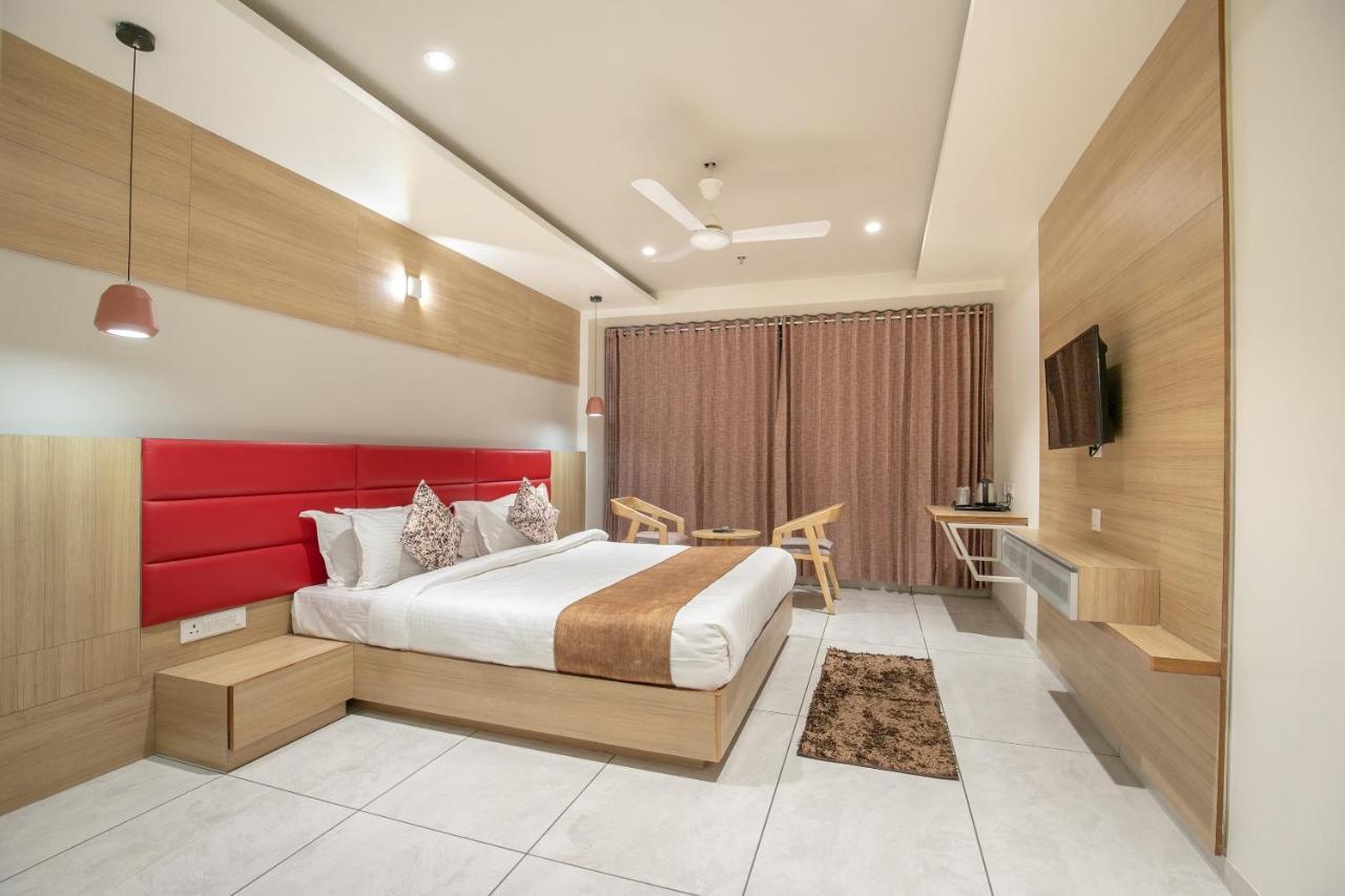 Hotel Silvera Grand Ахмедабад Экстерьер фото