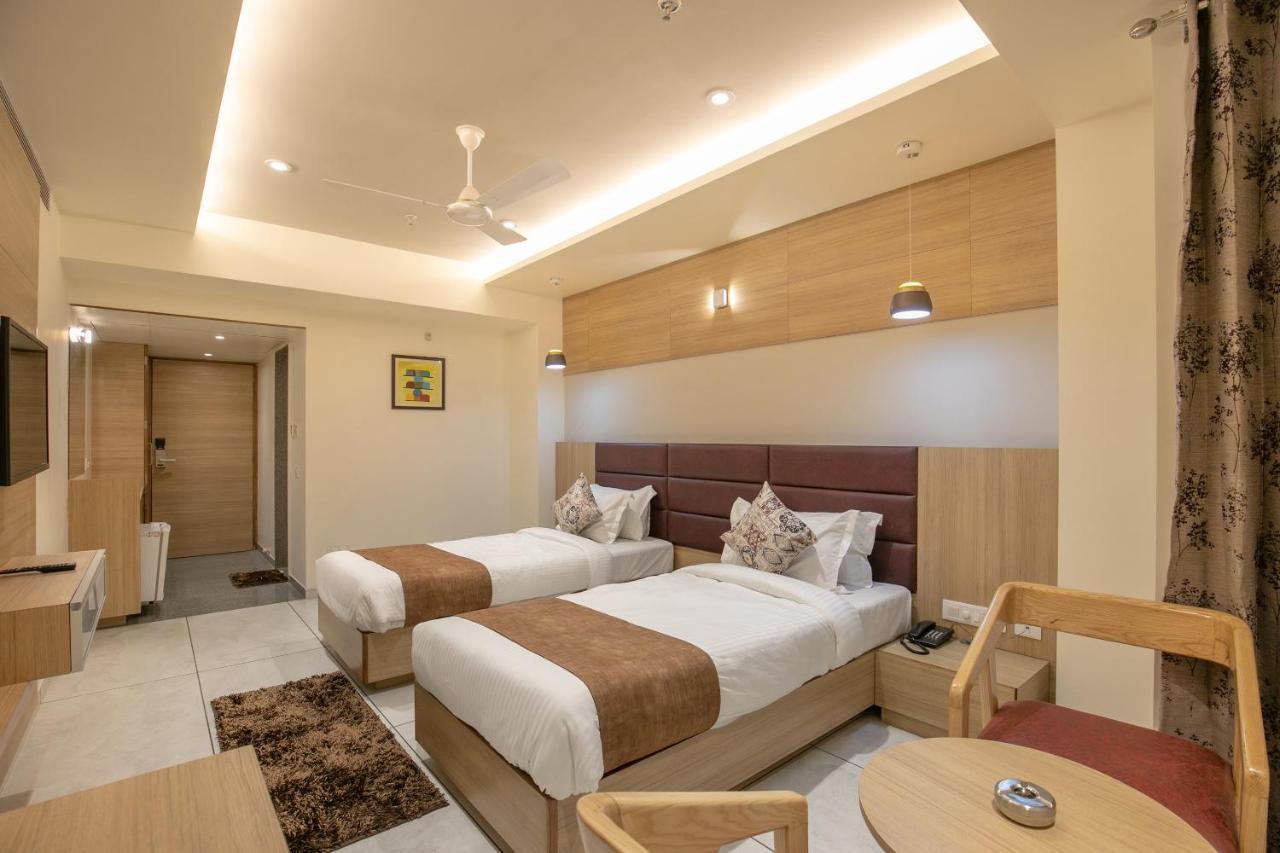 Hotel Silvera Grand Ахмедабад Экстерьер фото