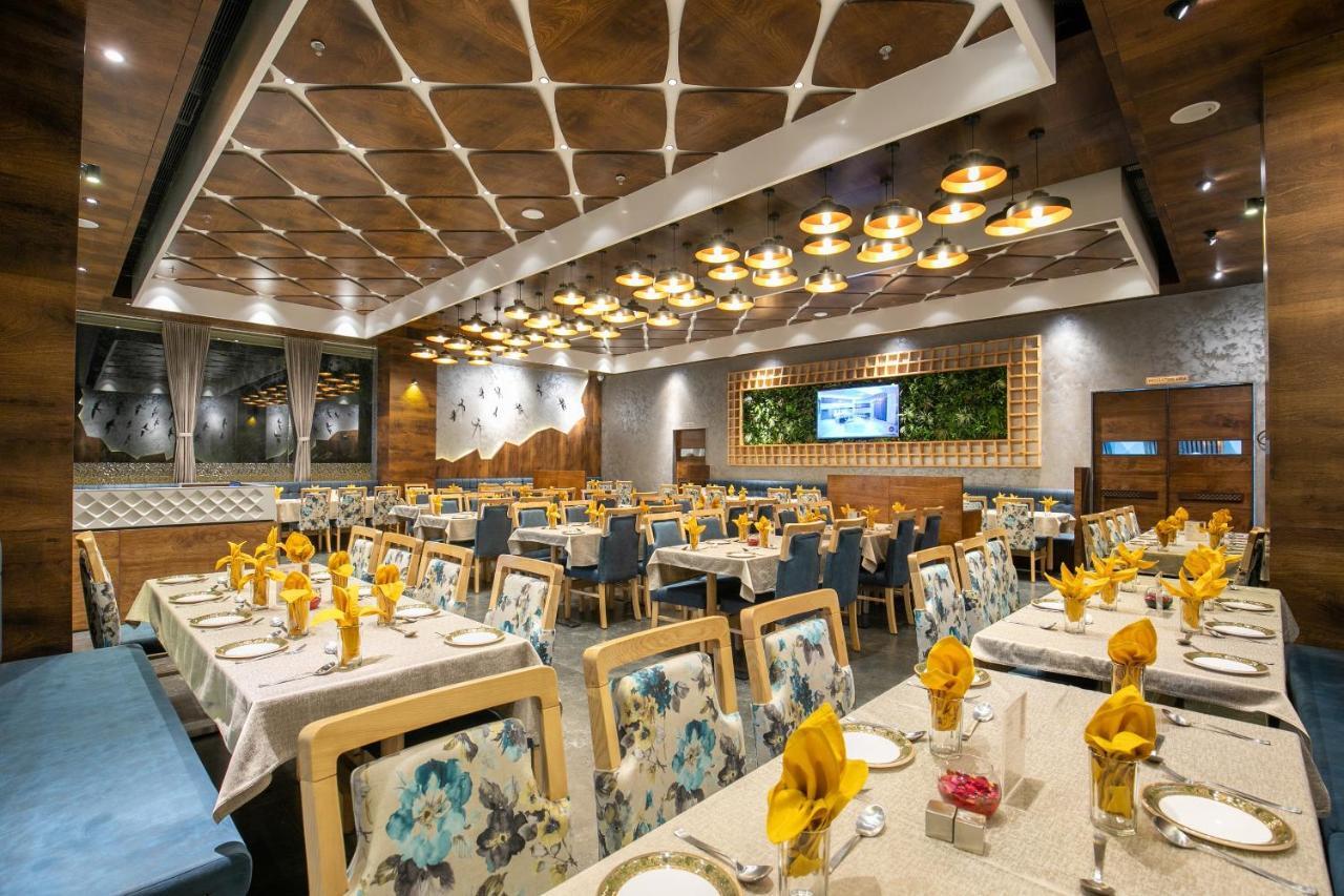 Hotel Silvera Grand Ахмедабад Экстерьер фото