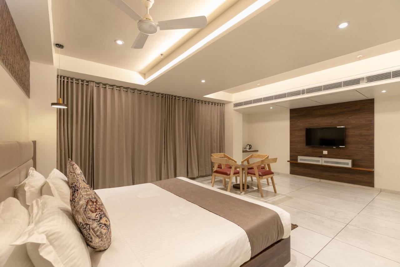 Hotel Silvera Grand Ахмедабад Экстерьер фото