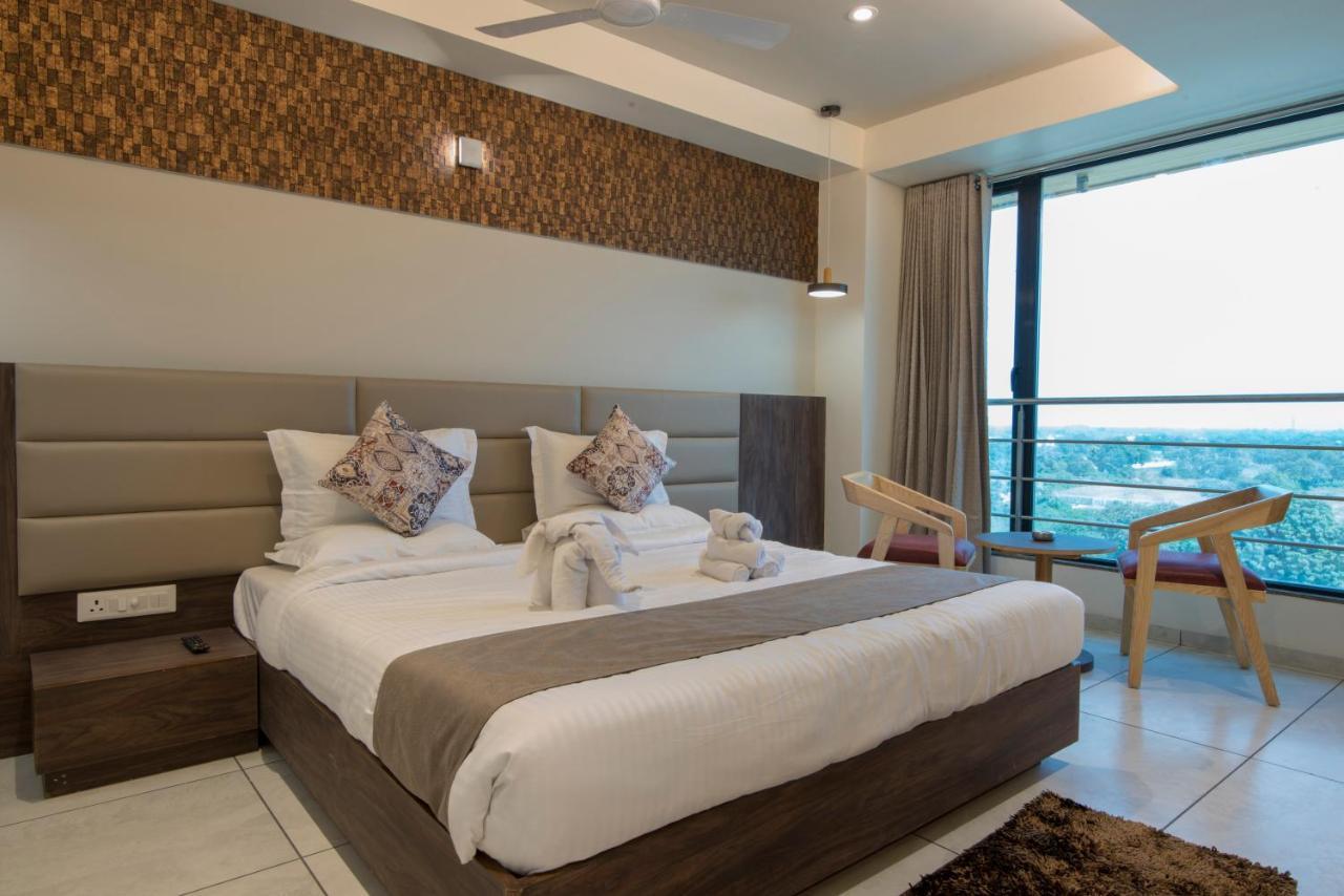 Hotel Silvera Grand Ахмедабад Экстерьер фото