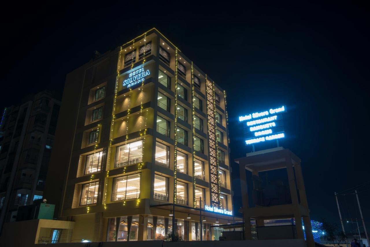 Hotel Silvera Grand Ахмедабад Экстерьер фото