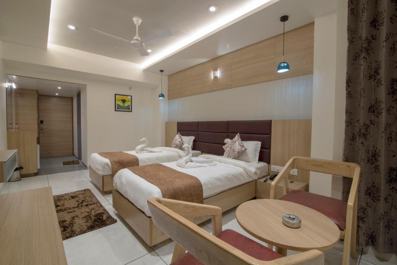 Hotel Silvera Grand Ахмедабад Экстерьер фото