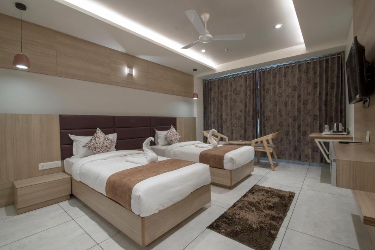 Hotel Silvera Grand Ахмедабад Экстерьер фото