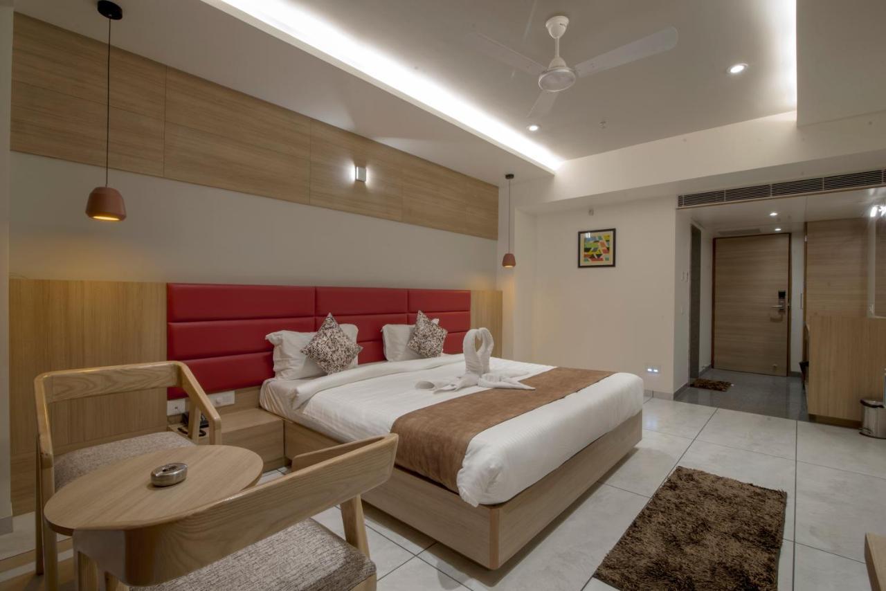 Hotel Silvera Grand Ахмедабад Экстерьер фото