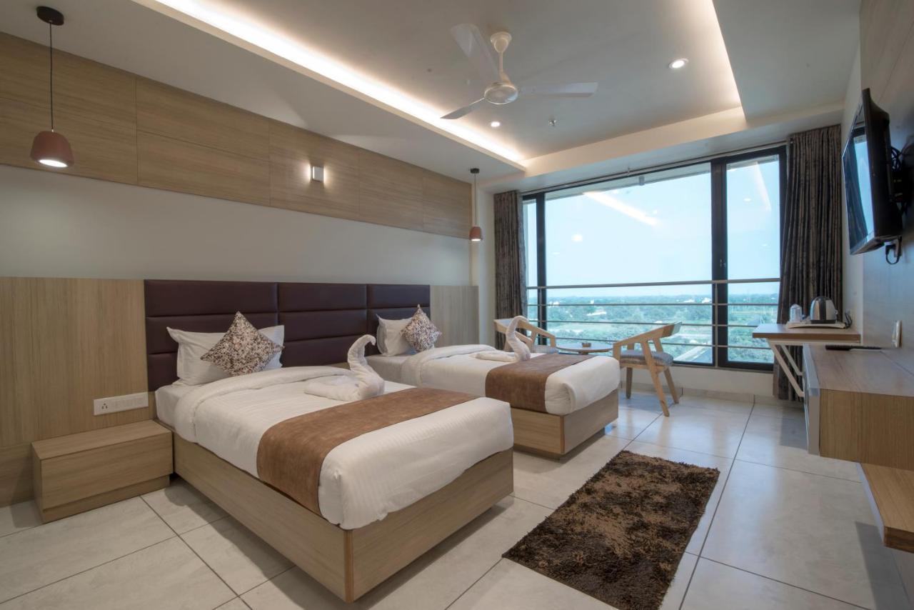 Hotel Silvera Grand Ахмедабад Экстерьер фото