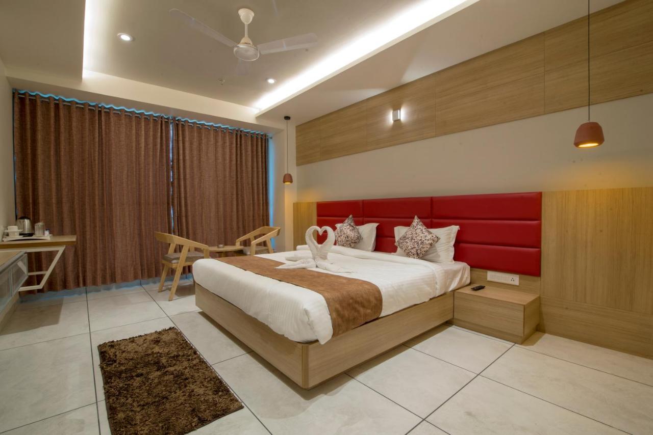 Hotel Silvera Grand Ахмедабад Экстерьер фото