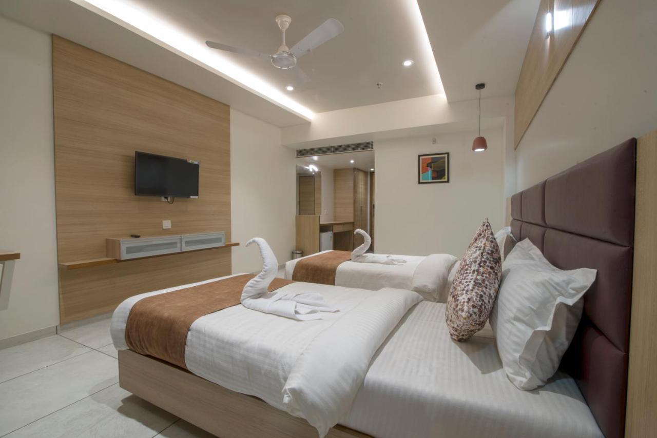 Hotel Silvera Grand Ахмедабад Экстерьер фото