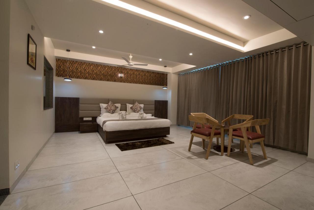 Hotel Silvera Grand Ахмедабад Экстерьер фото