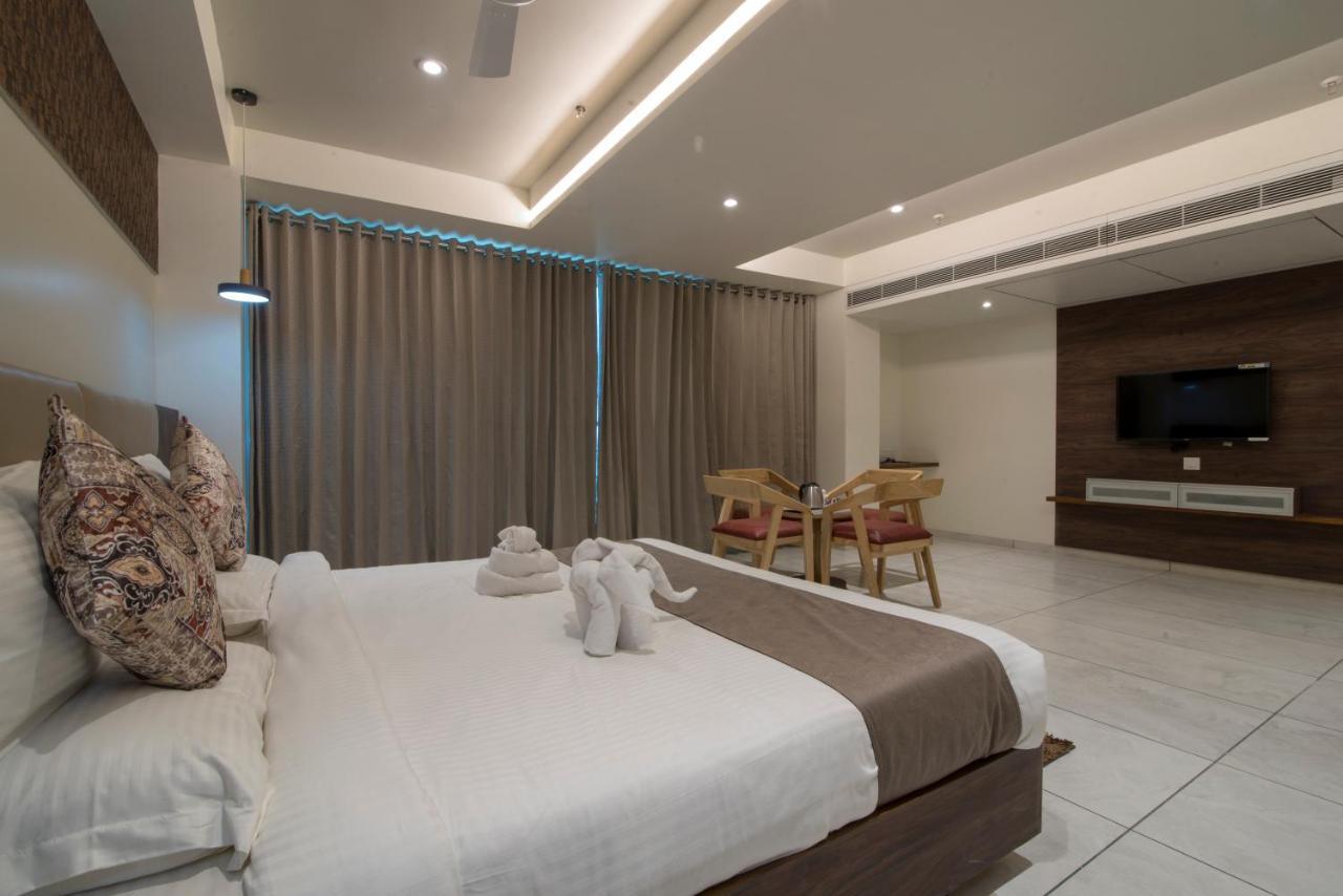 Hotel Silvera Grand Ахмедабад Экстерьер фото