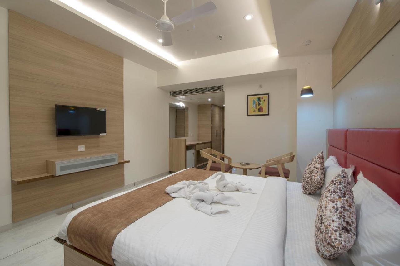 Hotel Silvera Grand Ахмедабад Экстерьер фото