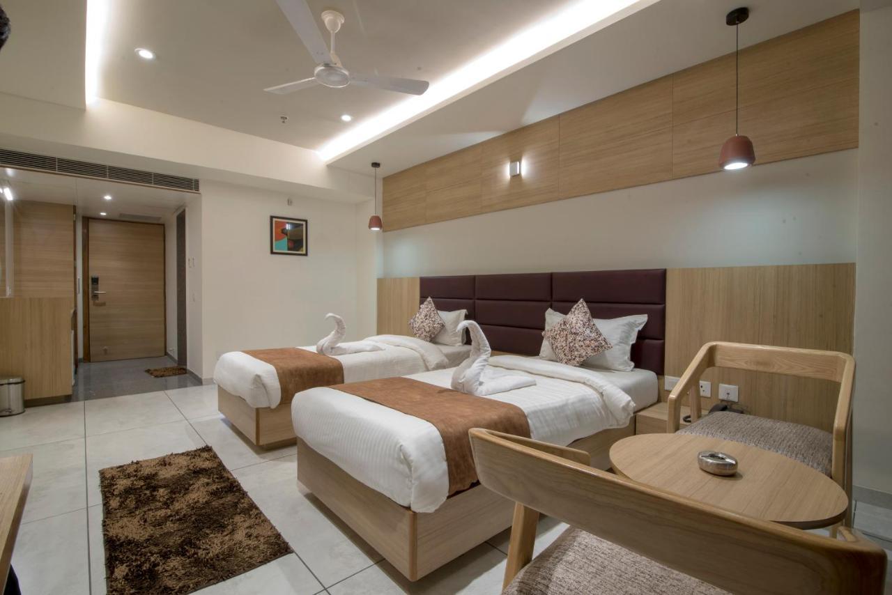 Hotel Silvera Grand Ахмедабад Экстерьер фото