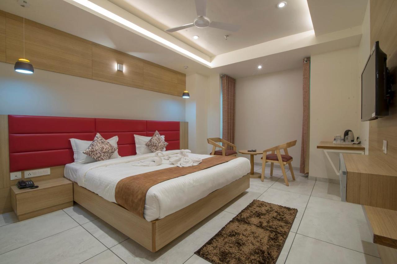 Hotel Silvera Grand Ахмедабад Экстерьер фото