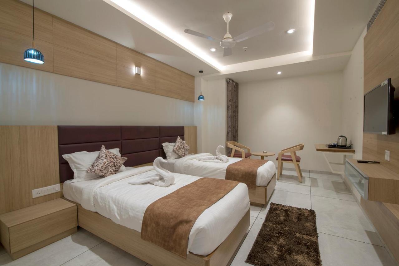 Hotel Silvera Grand Ахмедабад Экстерьер фото